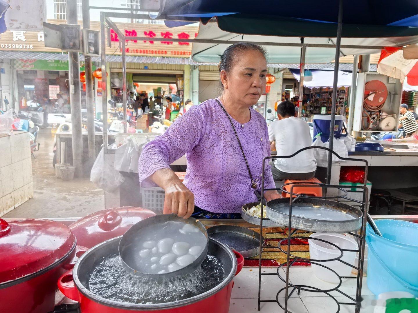 打洛镇很小，丽丹送我们来买药，然后就顺便在农贸市场逛了一圈。她买了图三那种缅甸小