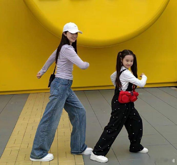 董璇带小酒窝逛乐园好羡慕董璇的生活，事业家庭两不误 ​​​