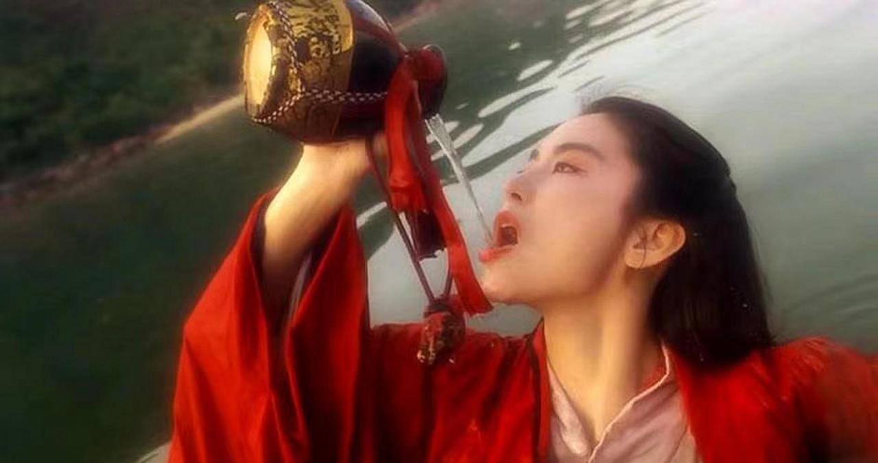 金庸骂了街！1992年，徐克疯了，竟敢把写《窗外》的林青霞，按进《笑傲江湖》演东