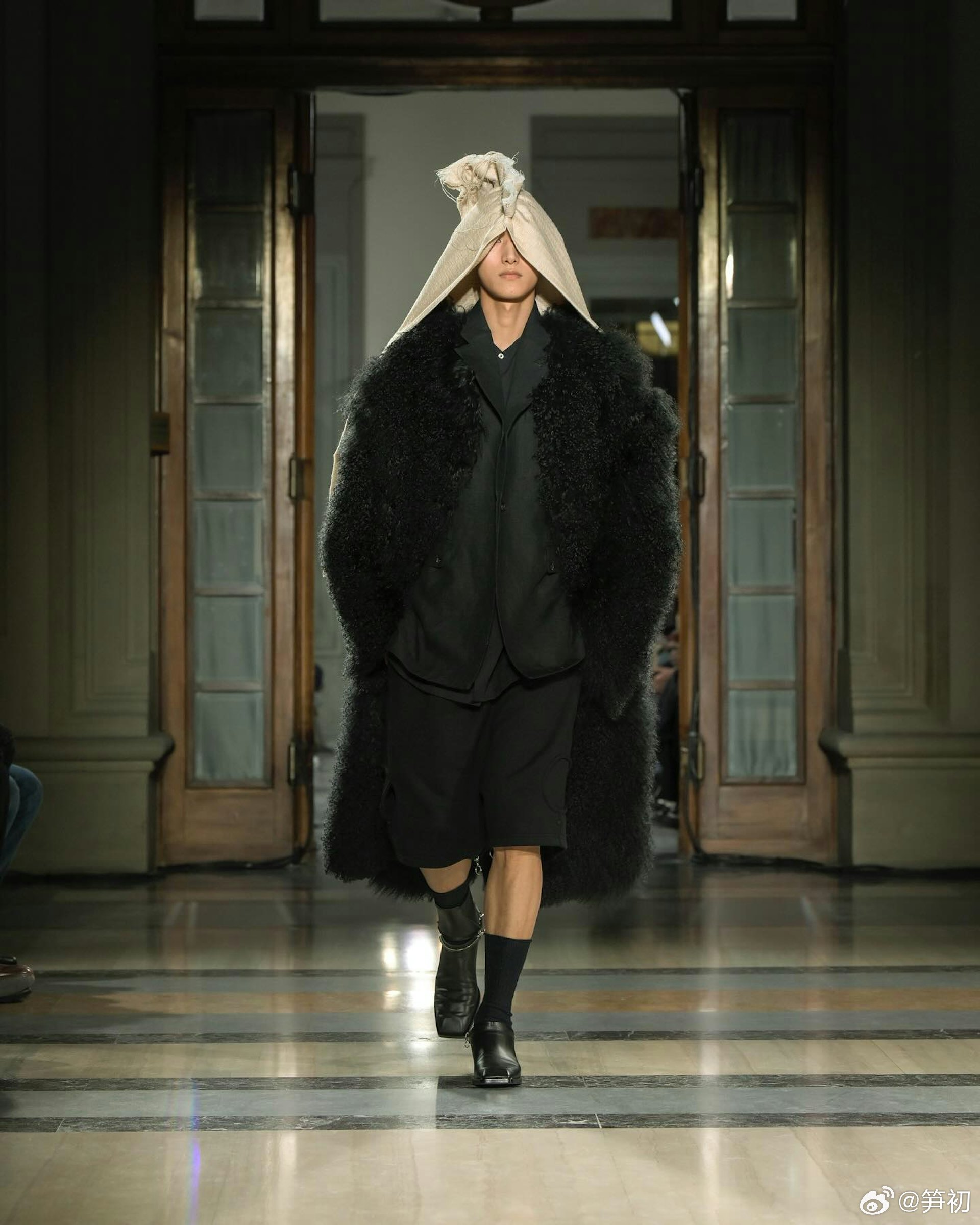 日本设计师品牌SETCHU推出时尚“白帽”设计，一件约为3万人民币。看来用不了多