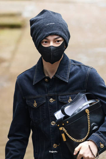 丁禹兮司宫令抱着剧本上班了 丁禹兮歪头冷帽牛仔工装 丁禹兮司宫令抱着剧本上班了，