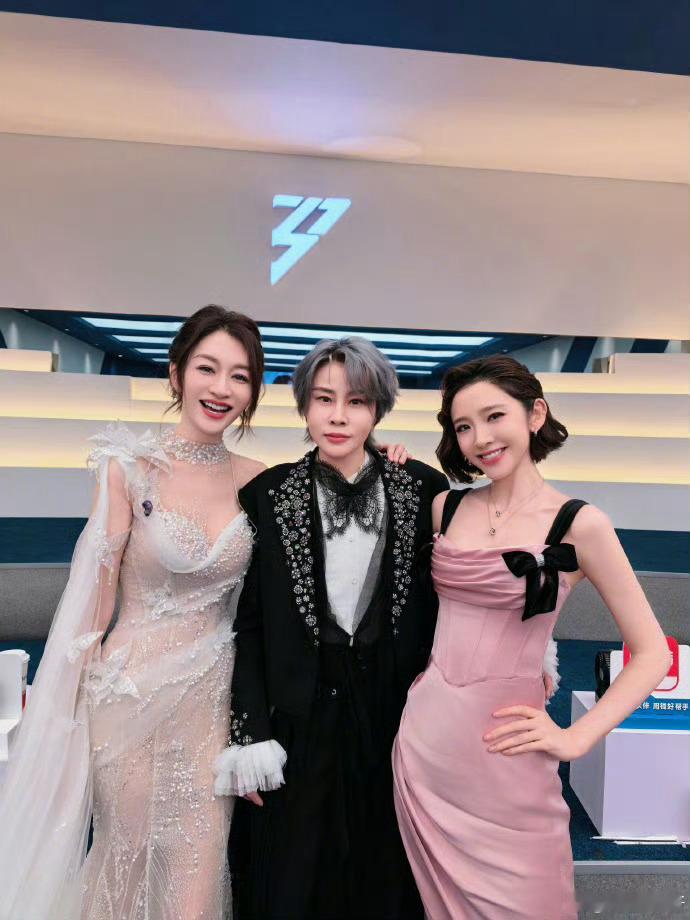 唐艺昕李小冉王濛顶峰相见顶峰相见这一幕也太好哭了！😭 便利贴小队的赛博同框，是