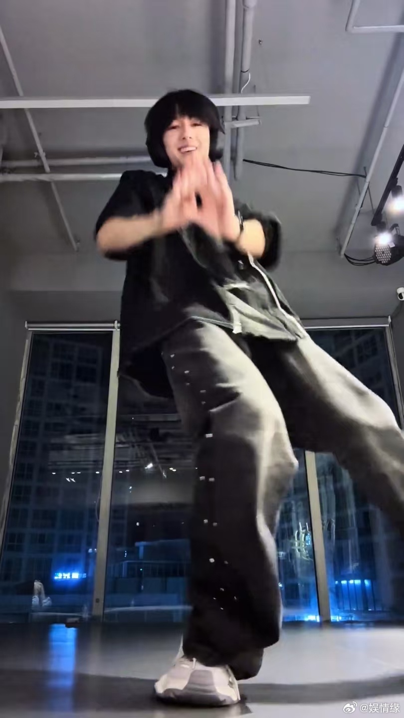 杨博文今日单人cha自在掌控整首舞蹈节奏，动作利落卡点精准，独舞镜头表现力满分 
