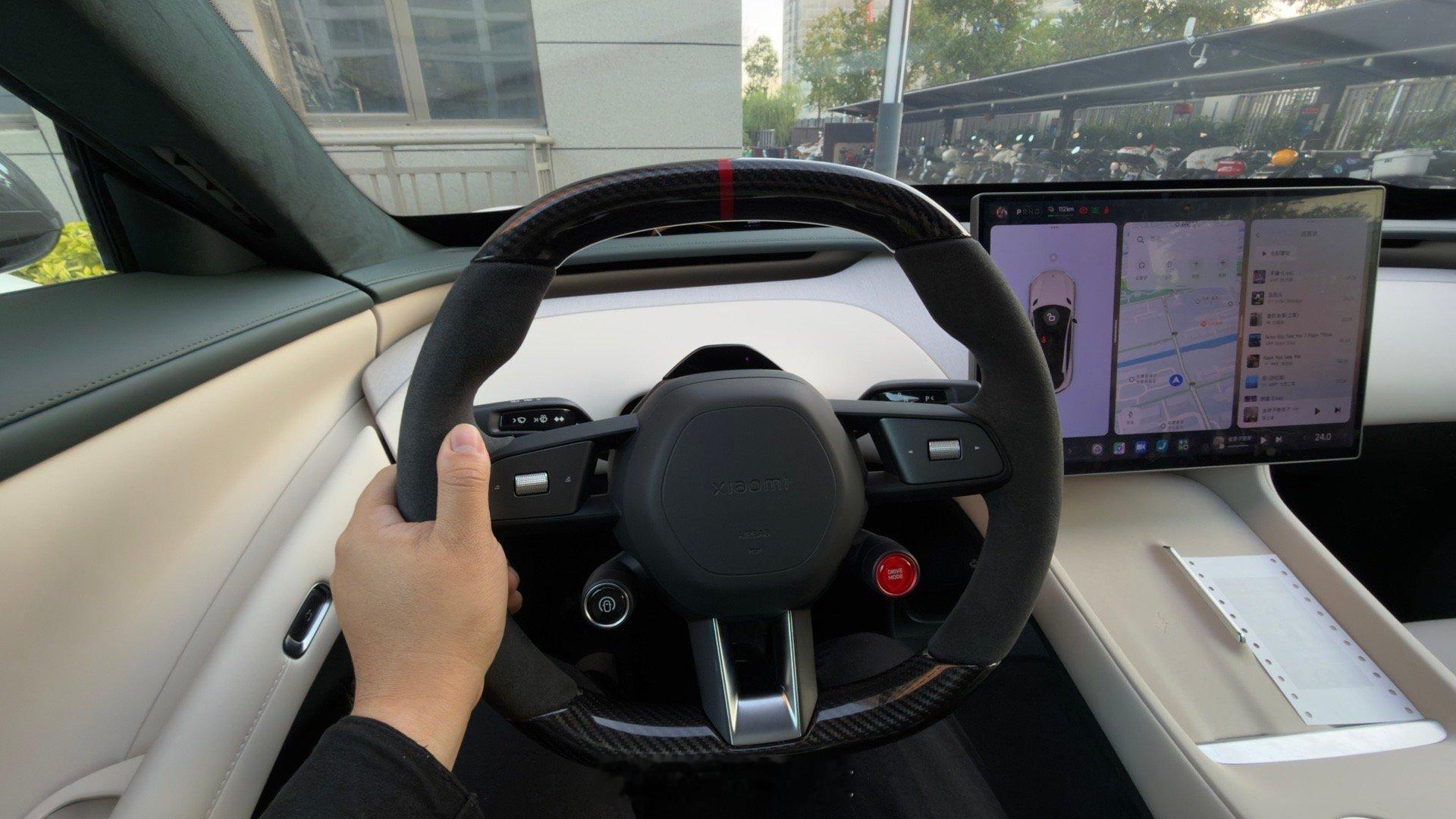 这两天开了咱们车库的小米 YU7，感觉这个碳纤维方向盘对于辅助驾驶不是那么友好。