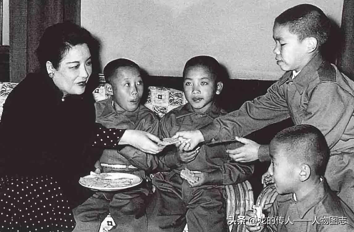 宋美龄在庐山牯岭官邸向儿童分发食品