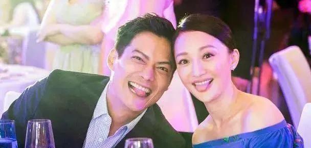 2010年7月，贾宏声从14层纵身跃下，父母赶到楼下时已无力回天。听闻噩耗，周迅