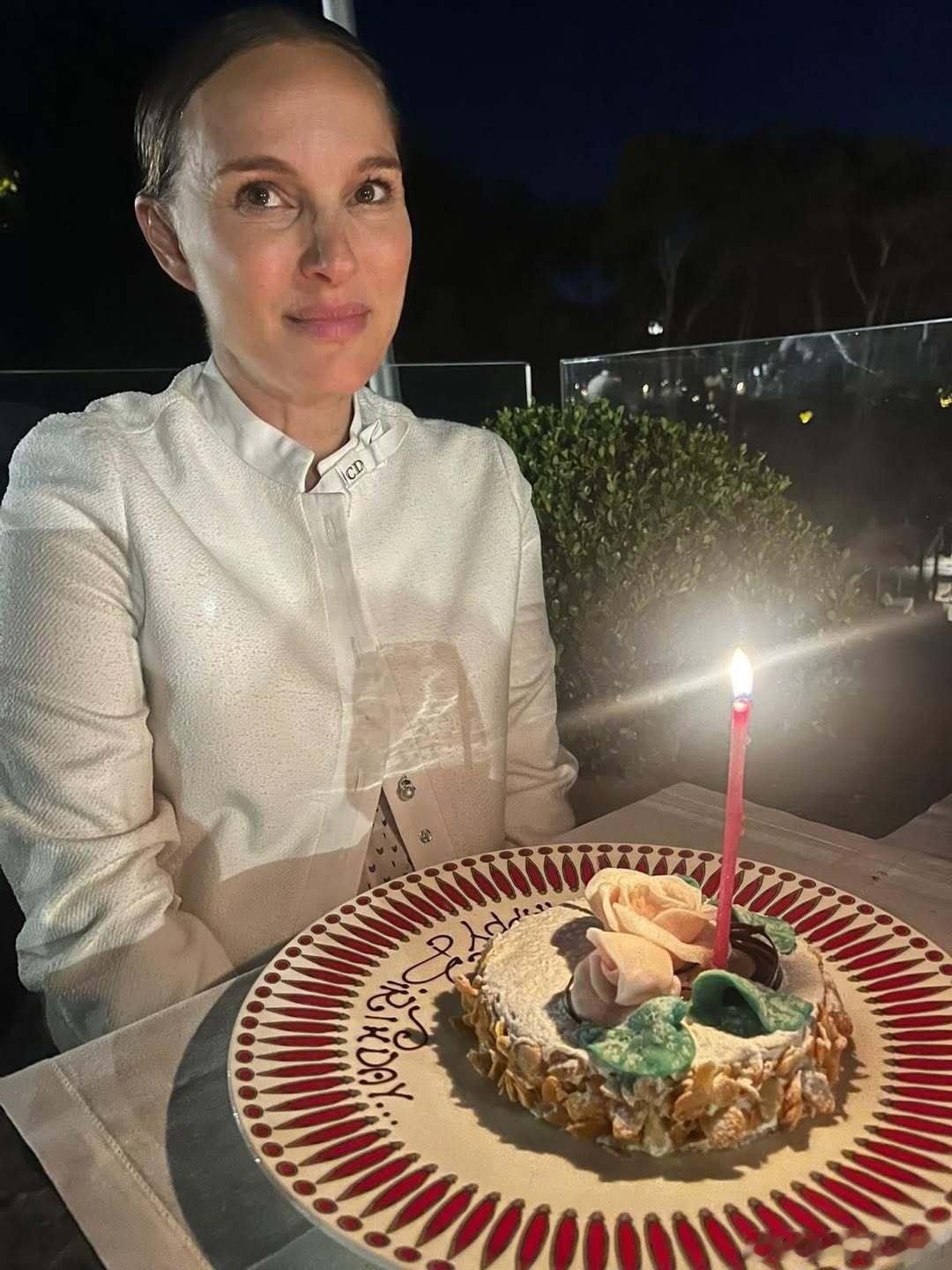 natalie portman娜塔莉波特曼分享自己过45岁生日的照片，感谢大家的