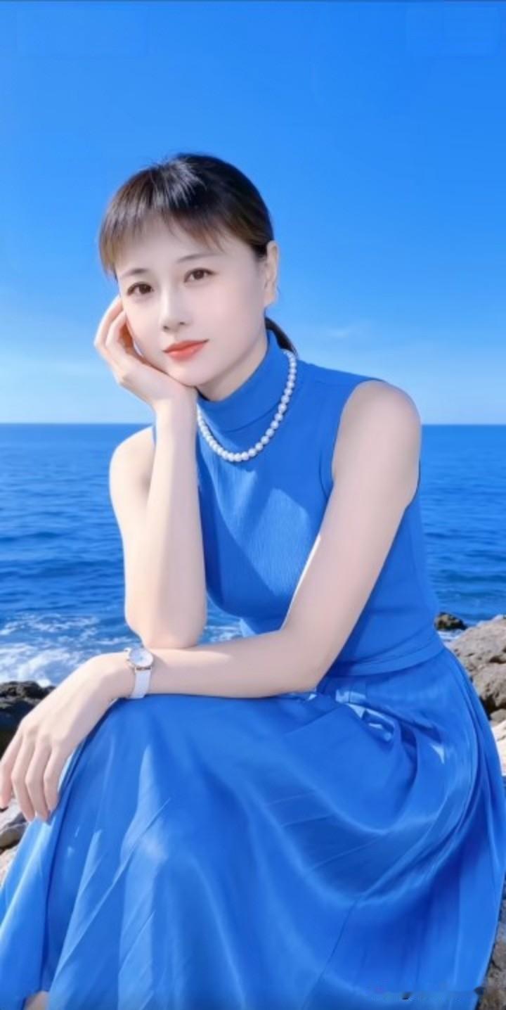 海边蓝裙少女，堪称清新自然的象征。落日温柔洒在海面，晚风吹拂沙滩，一位身着轻纱蓝