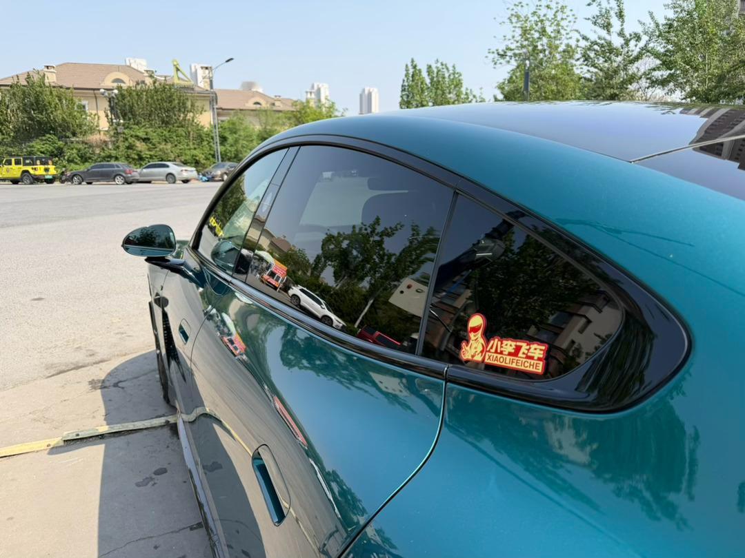 小李飞车 车洗干净了！明天开ultra去北京车展！考虑到车评老师和车迷们坐大巴挤