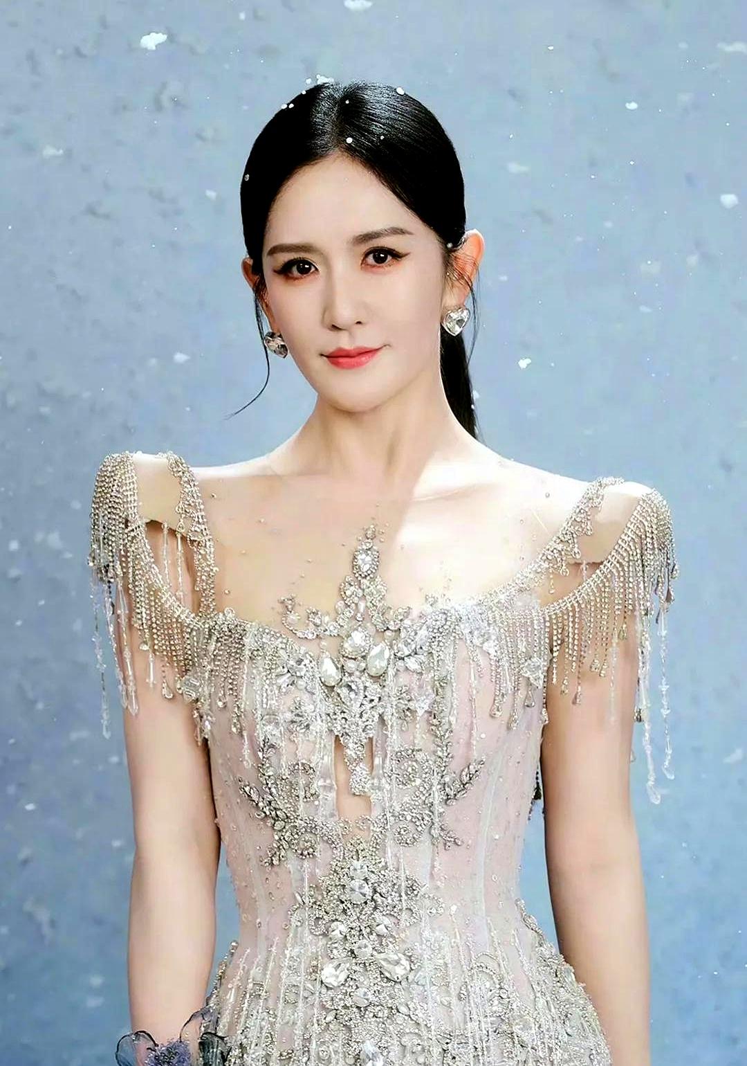 谢娜的演唱会票靠爆，预售刚开始就冲破6万，价格也挺亲民，粉丝们从全网赶票。  