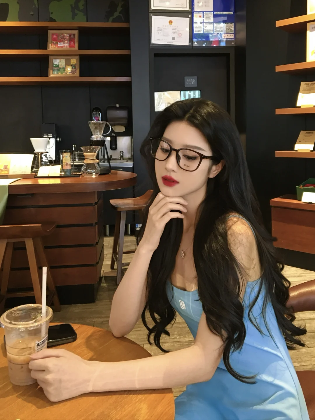 戴眼镜拍照竟然这么有姐感