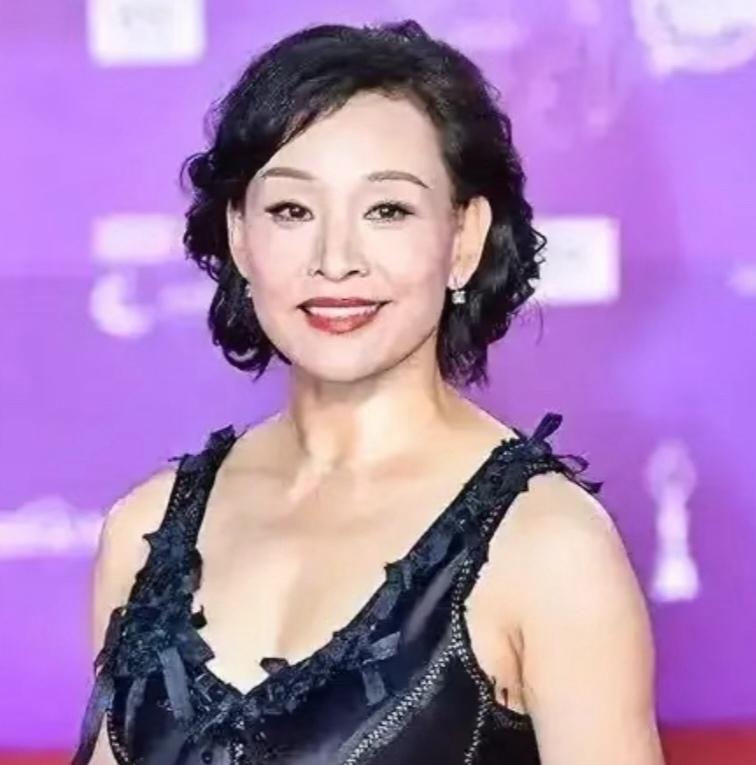 电视剧《问心2》开播了，看到演员陈冲了，是赵又廷出演的男主角周筱风的妈妈，某医院