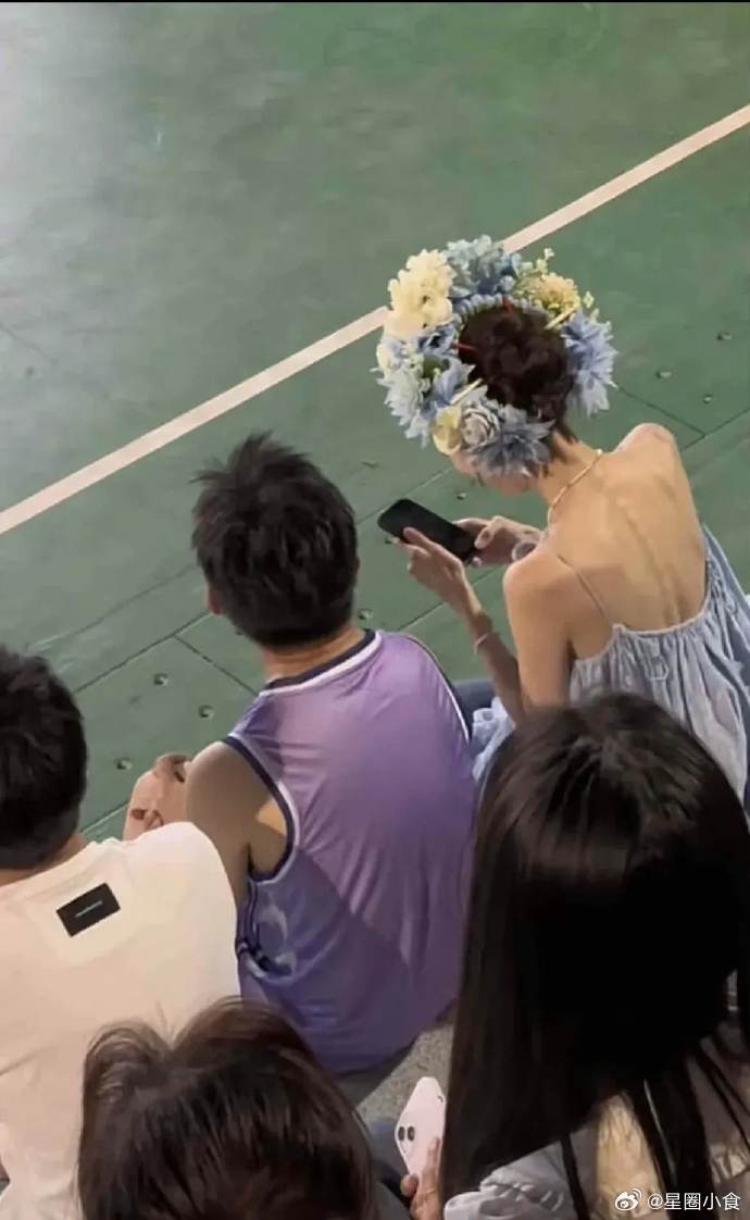 娜扎，在我们村里是嫁不出去的那种，正宗皮包骨，真的太瘦了 