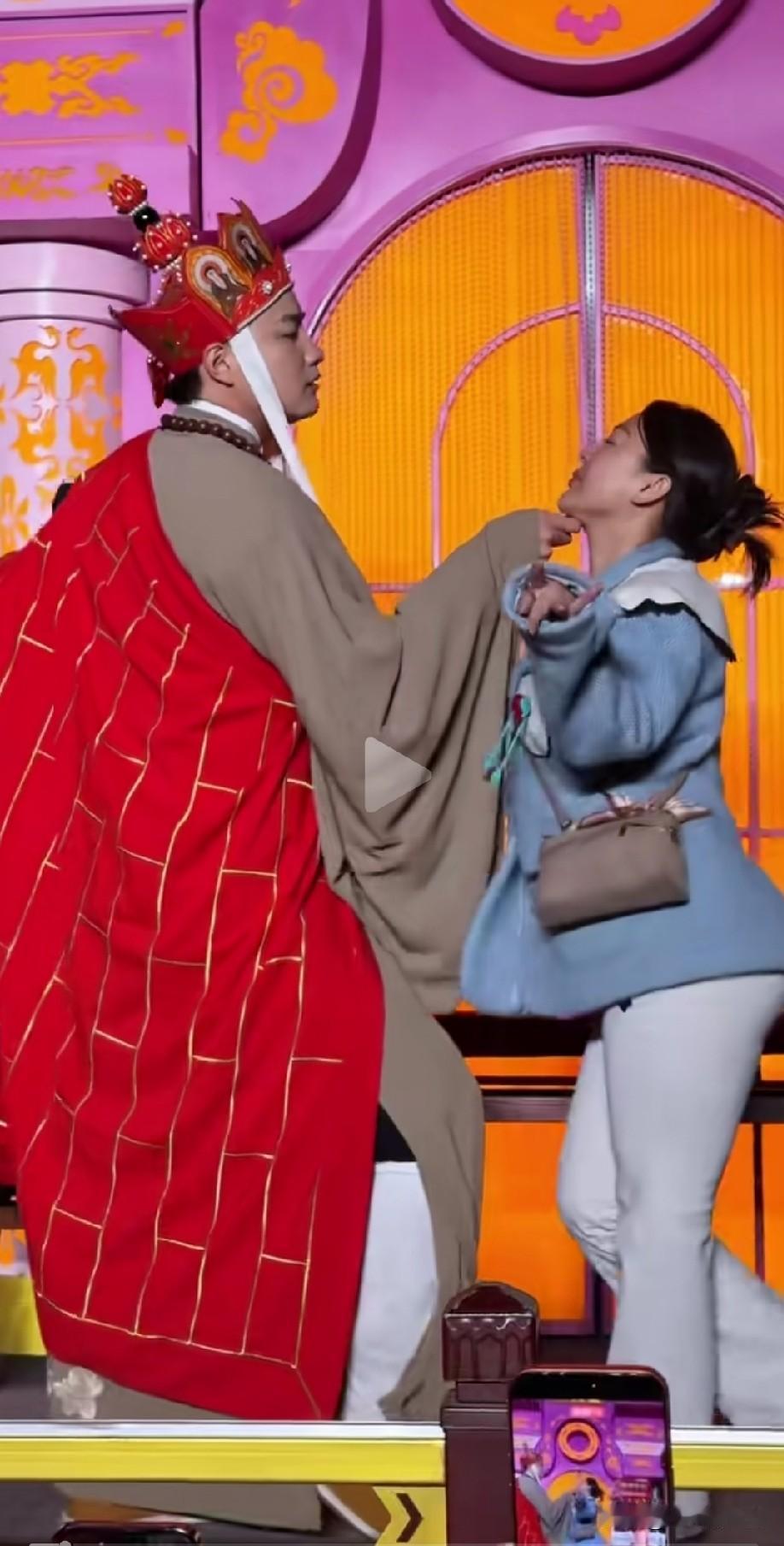 某舞台节目，主角扮演成唐僧，与美女互助，调情，说唱，甚至一些过激的话都来了。只为