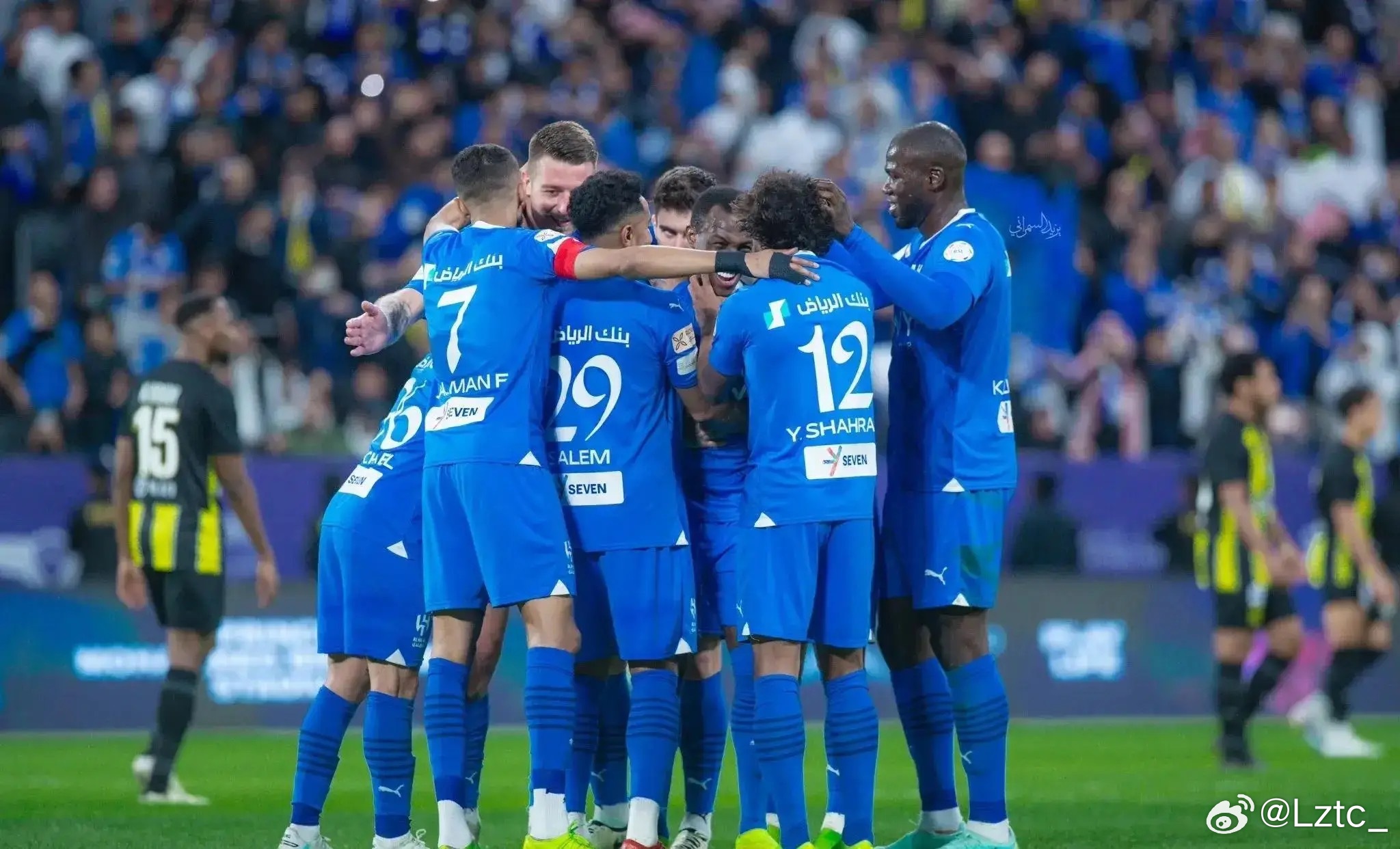 004 德乙 沙尔克04 VS比勒费尔德沙尔克本赛季突然爆发，现在还是稳坐联赛榜