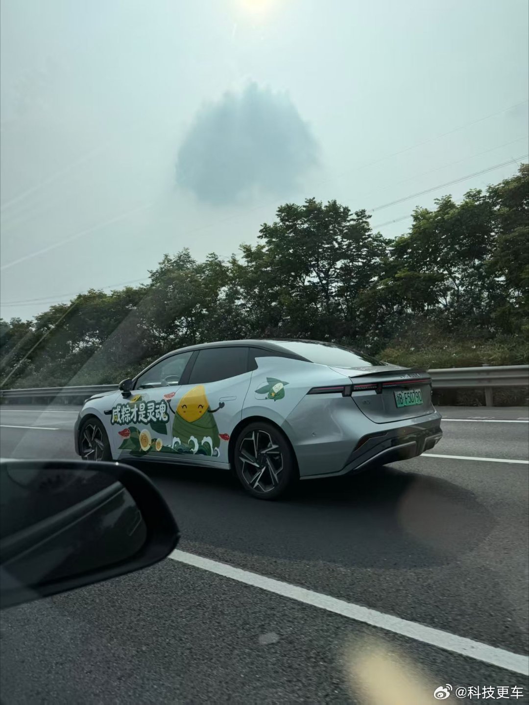 杭州的端午的仪式感是粽子给的跑了这么多次高速，头回见这车，还偏偏让我给赶上了 