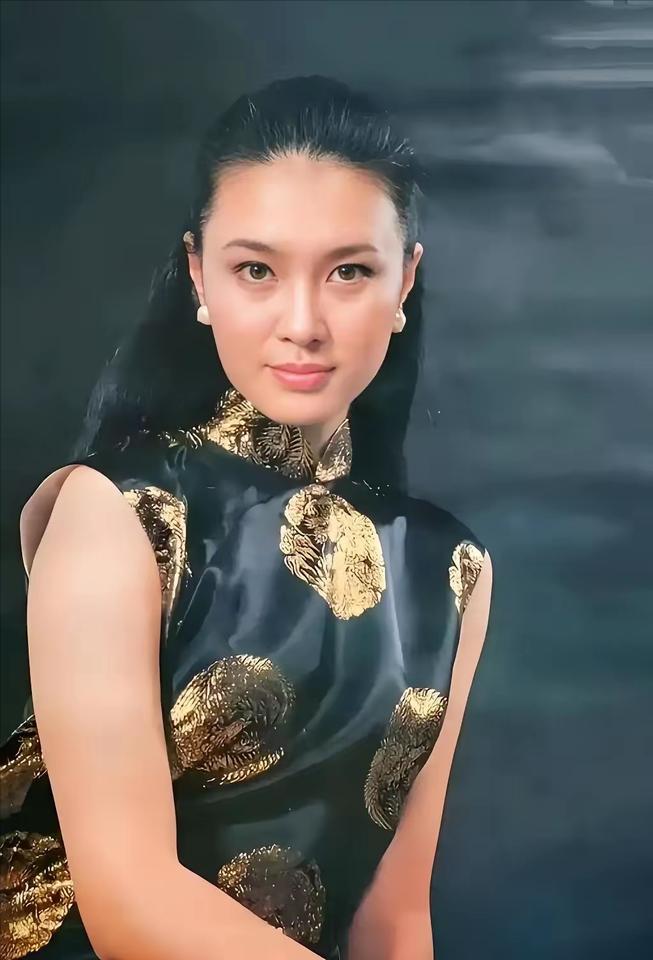 父亲是文化部局级干部，母亲是中央音乐学院教授。这么硬的家世，按理说该养出个精明人
