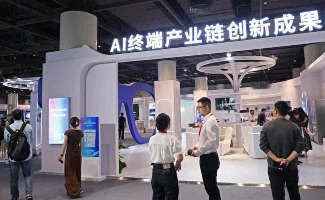 国庆体验AI的地方，北京亦庄首届AI终端嘉年华