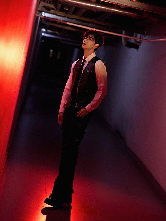 确诊为迪丽热巴陈星旭走路粉！《枭起青壤》里他俩走路像走T台，气场两米八，双强设定