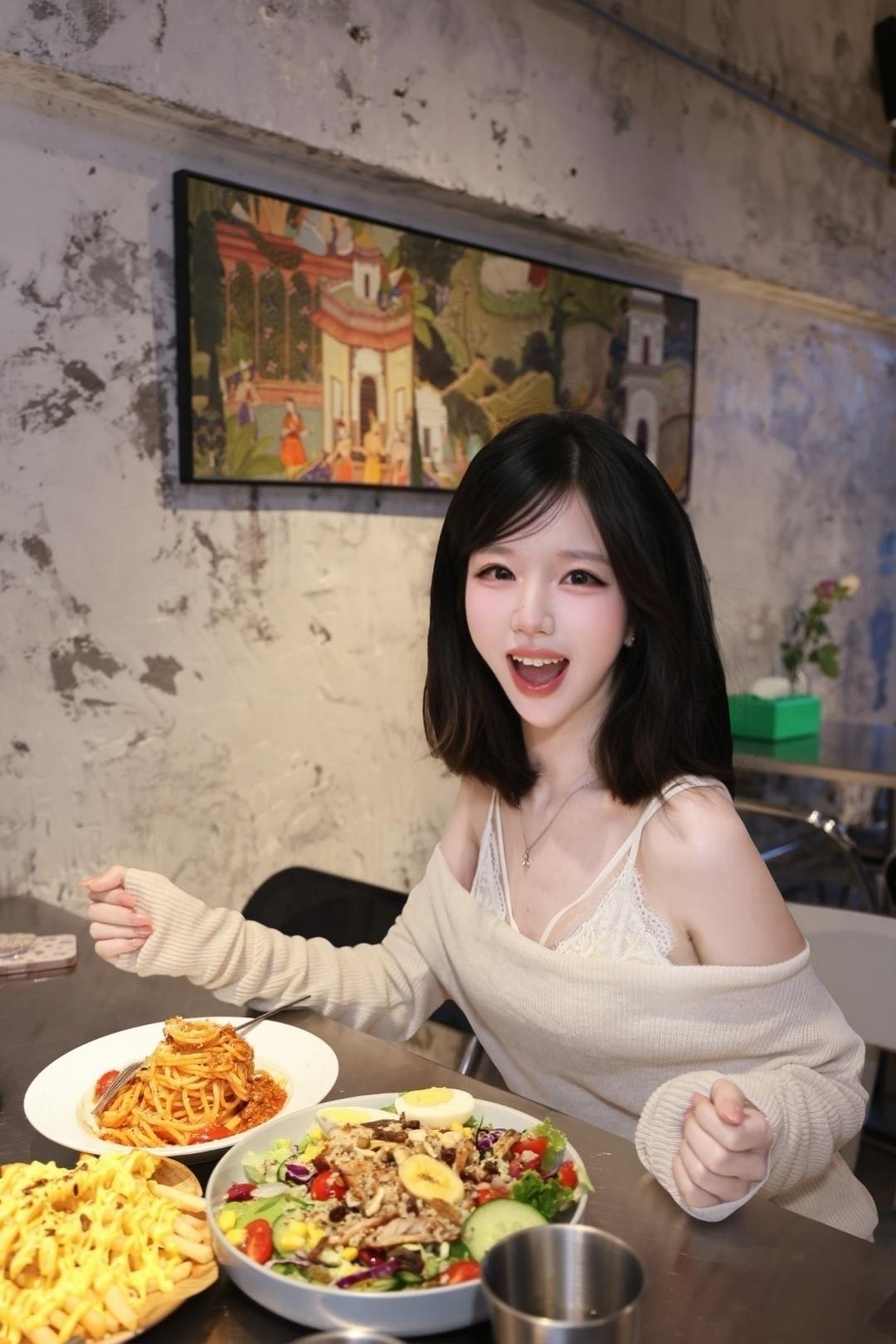 她的睫毛弯的嘴角 无预警的对我笑。