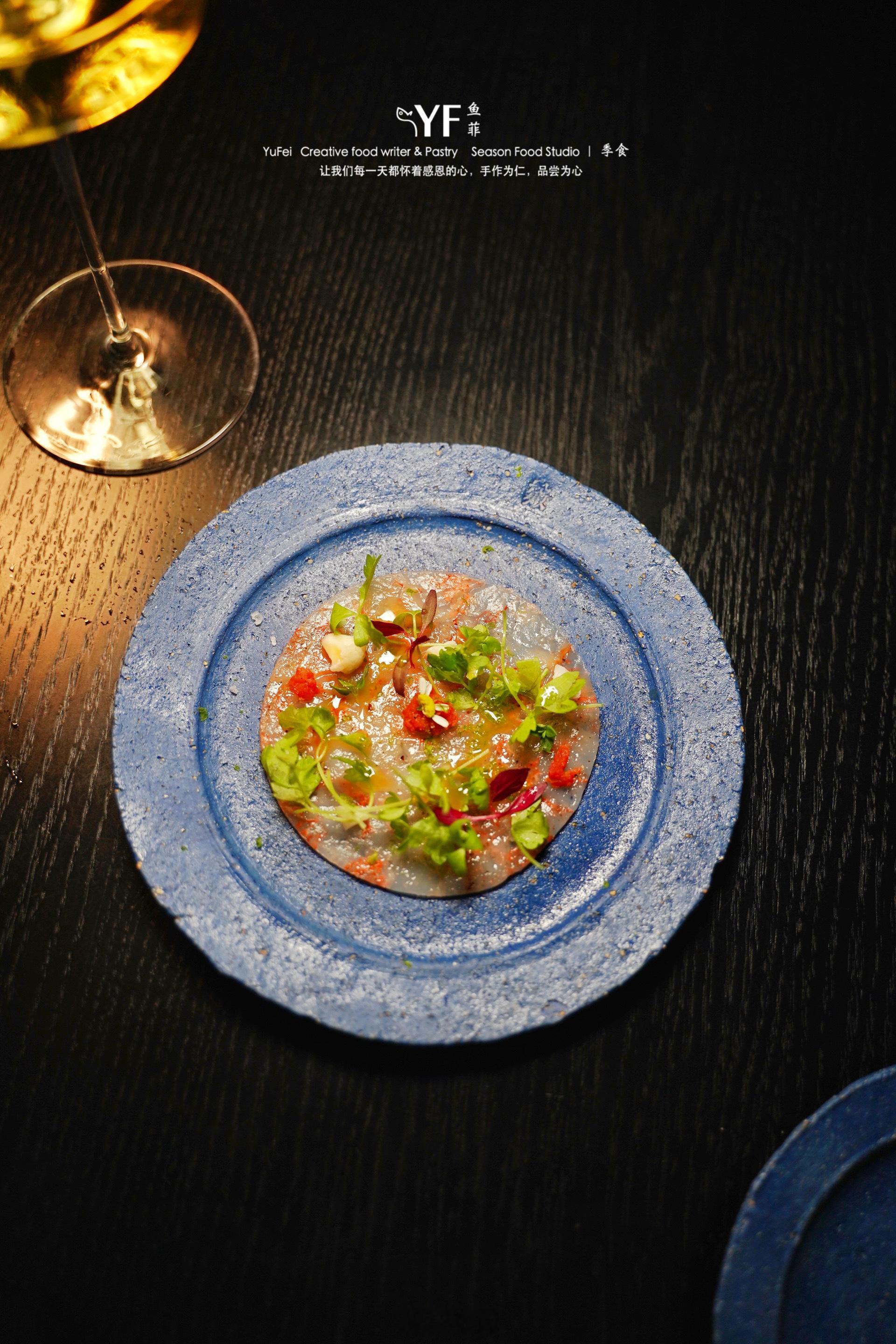 现在没点文化还真不能出门吃不了饭，一家想不起叫什么名字的餐厅和一个记性不好的朋友