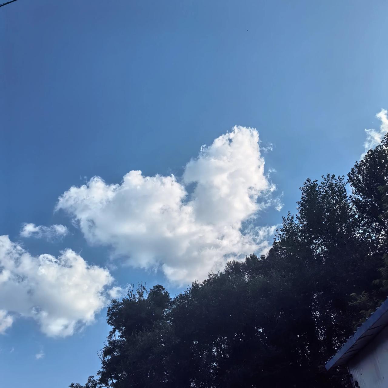 每次抬头望天，总有不一样的舒心。天空的美是治愈心情的良药。

在开心的时候，天空