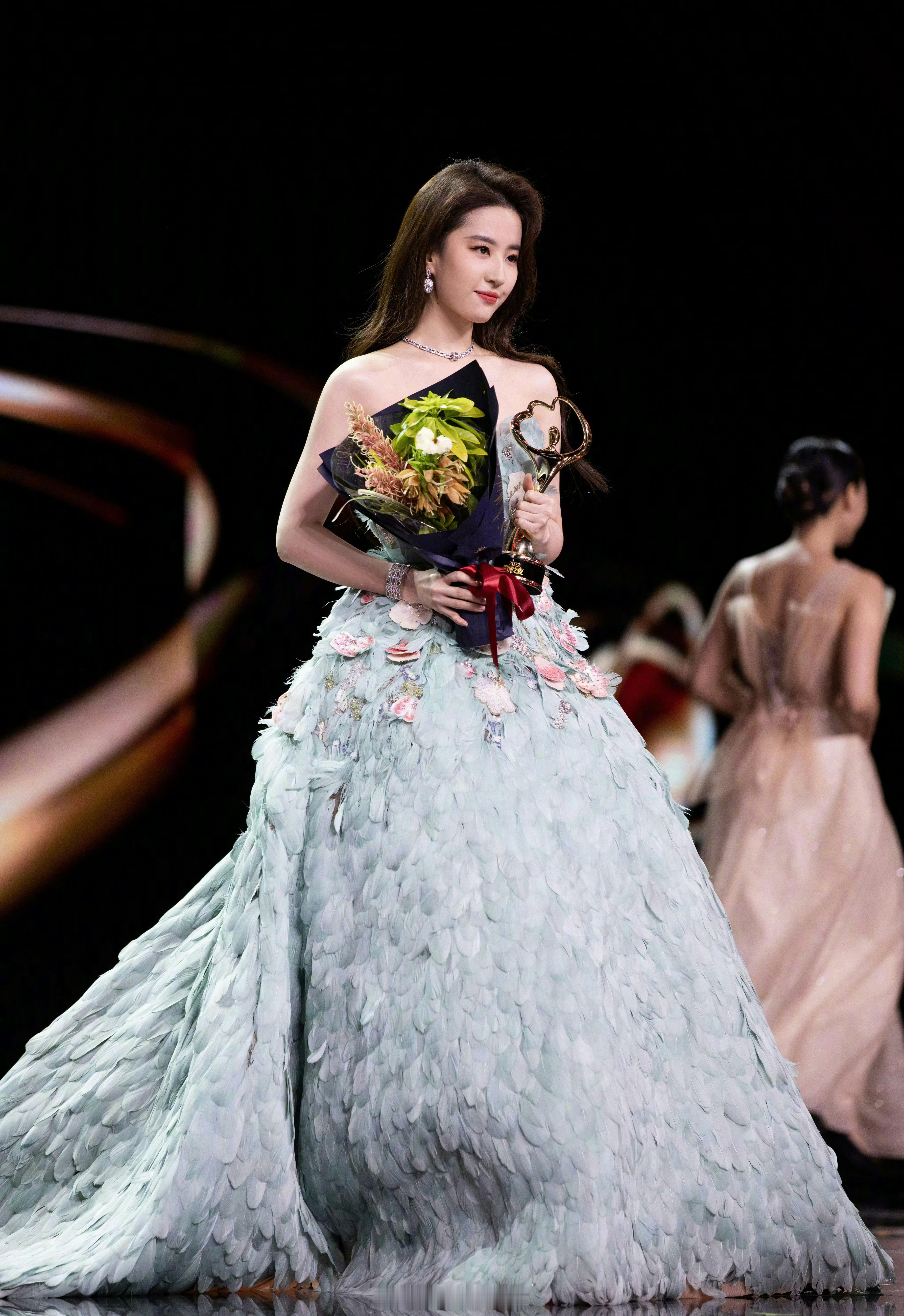 微博Queen刘亦菲真的是太美了呀！早安！历年的King和Queen