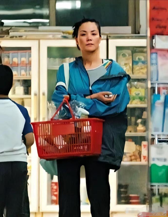 王菲唯一一次踏足凡尘便是与李亚鹏的婚姻时期，那段日子里，她的装扮常常流露出一种家