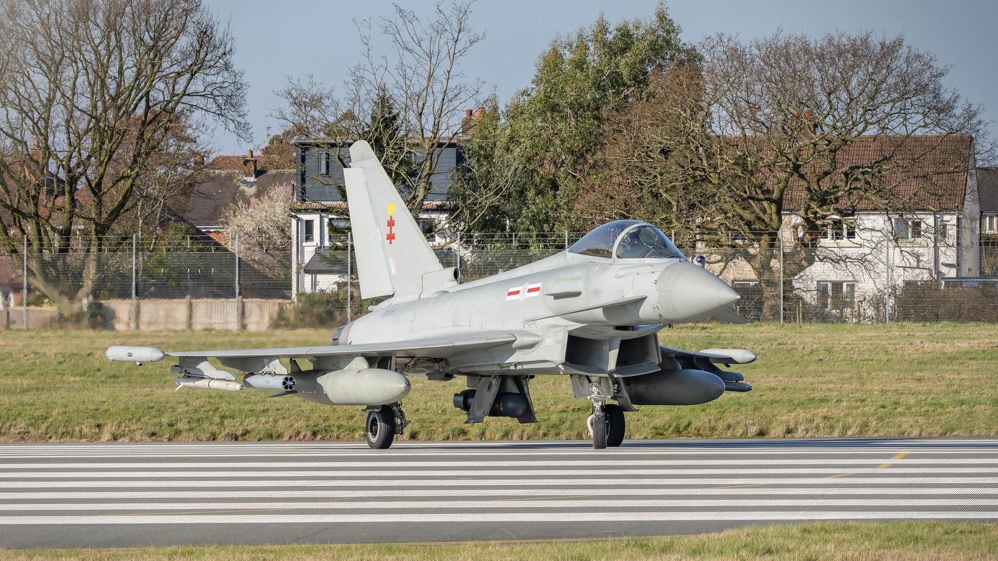 英国皇家空军（RAF）第41试验评估中队台风战机挂载APKWS II精确制导火箭