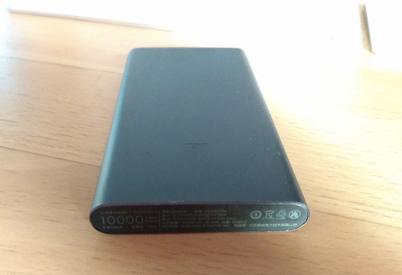 周六摸鱼ing。包里常备这台小米自带线充电宝——10000mAh、线直接长身上，