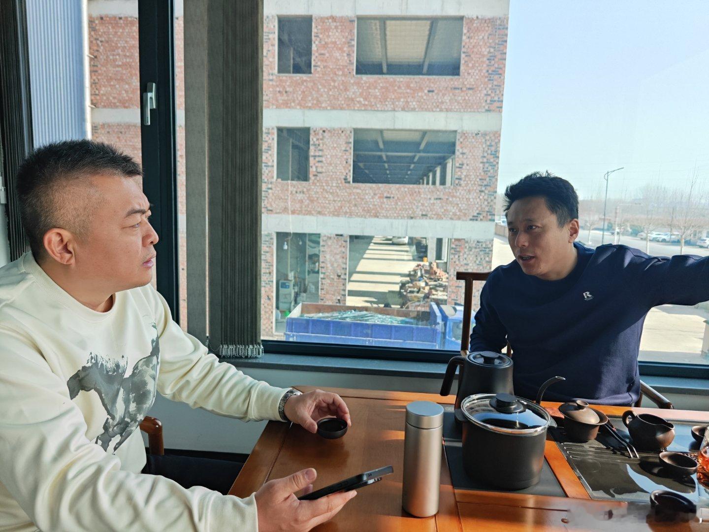 今天来自兴福镇的会长来到了我们车友的玻璃厂考察为即将落地的线下商场考察定制玻璃这