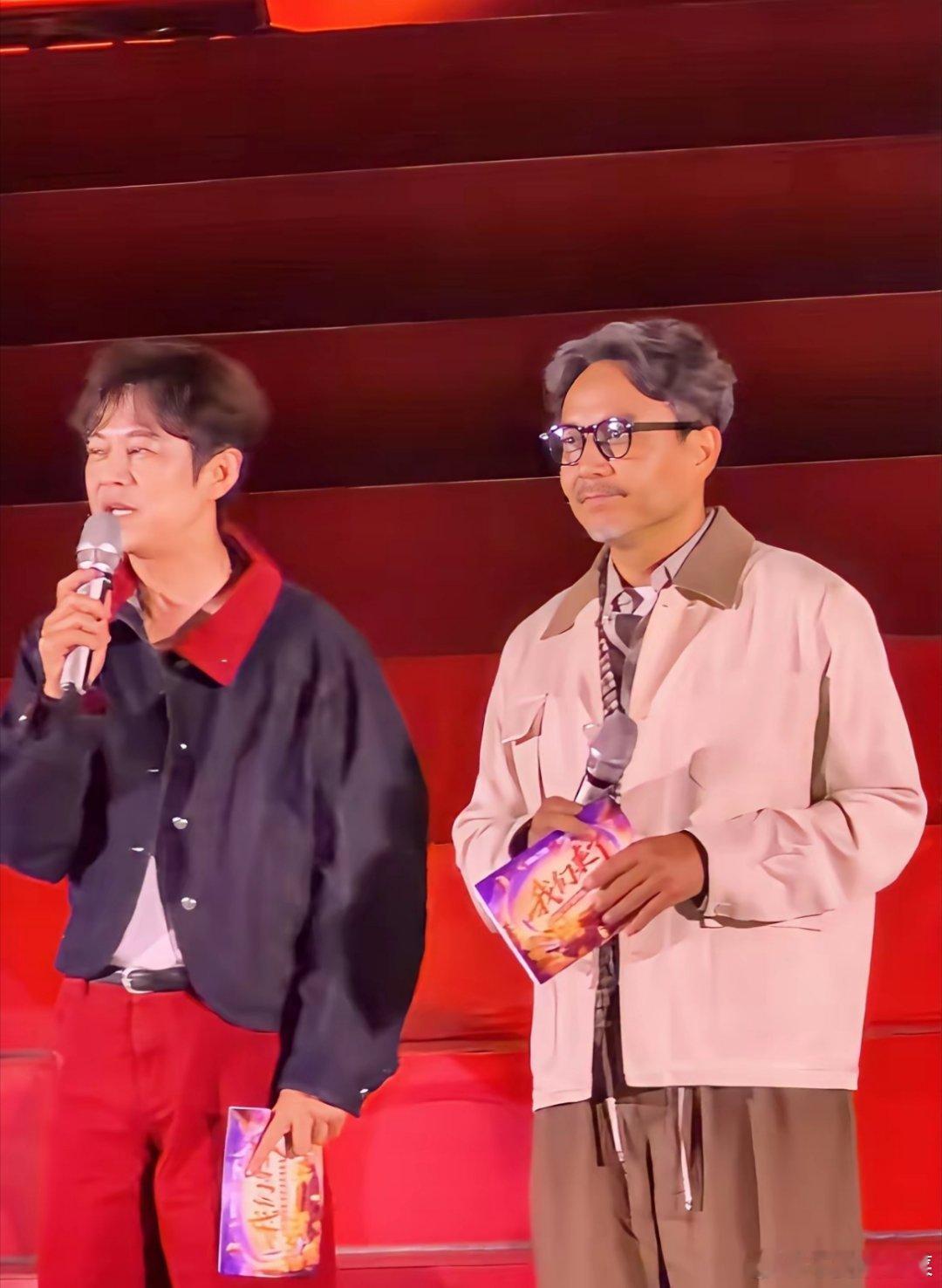 9月17日，汪涵罕见公开露面。与何炅同框，明明都是52岁，只差二十多天，却像差了