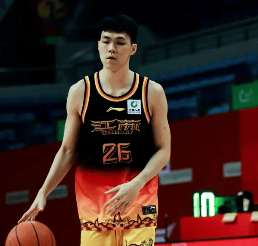 庞峥麟半场出战17分钟，6中2得到8分5助攻3失误