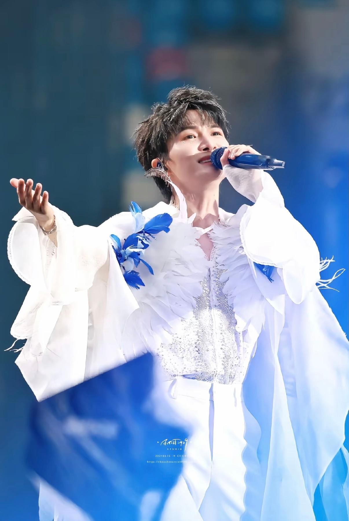 周深暑期八场演唱会救命！周深暑期直接官宣八场演唱会，也太宠粉了吧！他的现场真的封