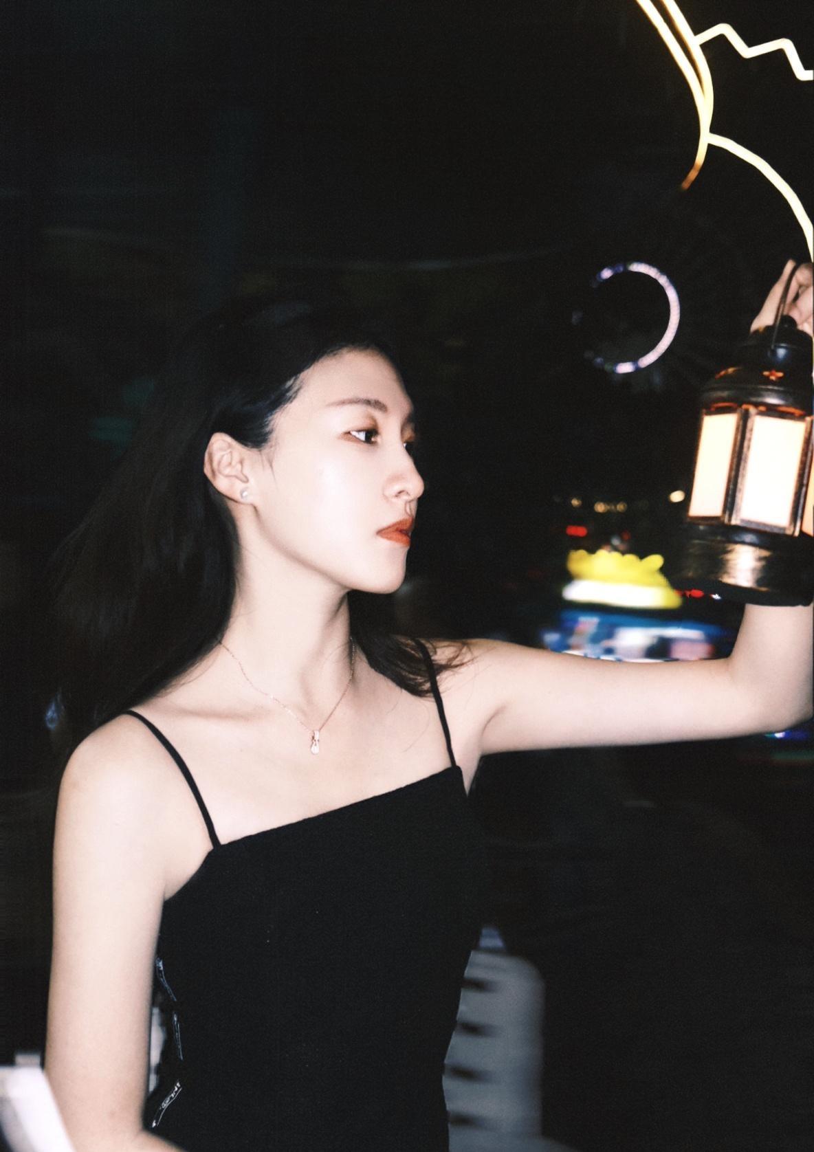 黑夜给了我黑色的眼睛，
我用它寻找光明！