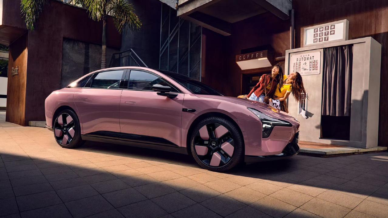 小鹏MONA 03 神秘颜色来啦
新款除了罗兰紫和牛油果
还有一个神秘颜色今天揭