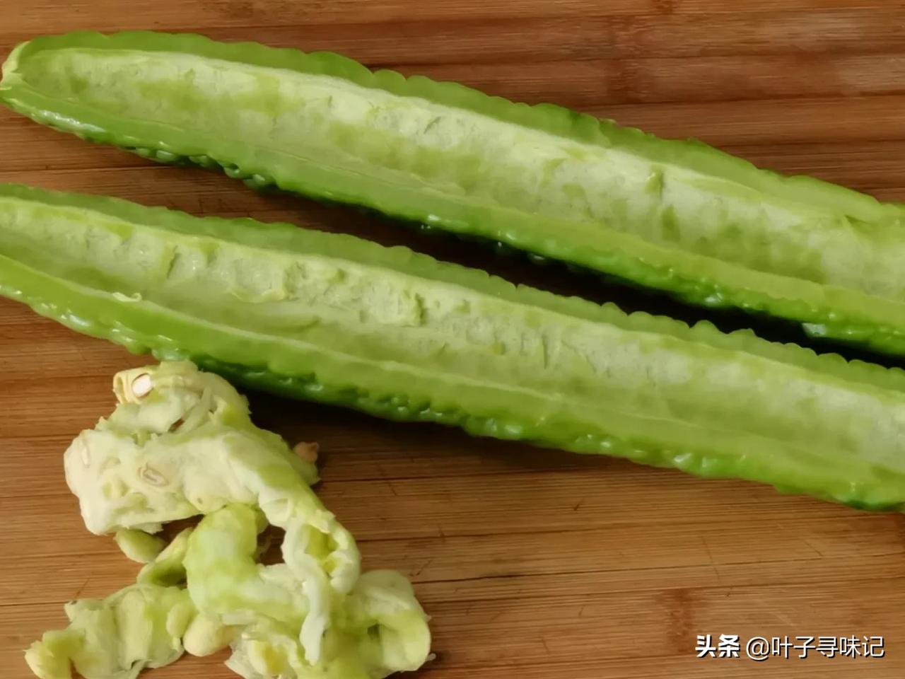 #五月吃什么# 想吃苦瓜又怕苦，怎么办？农家厨娘教你炒苦窍门，清脆爽口又不苦
分