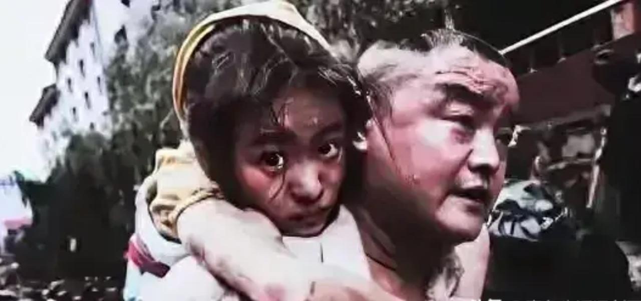 [微风]2008年，汶川地震，11岁的李佳芹被埋在废墟下十几个小时，她的父亲却不