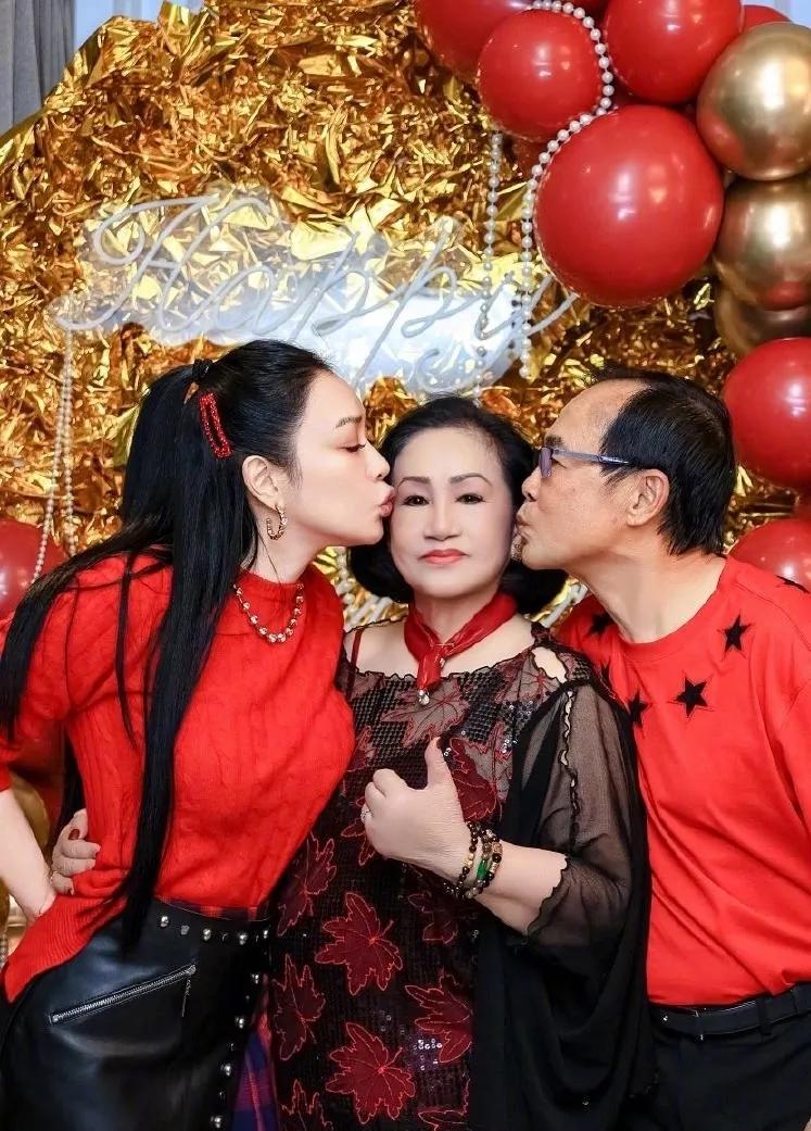 钟丽缇母亲78岁的脸让整个娱乐圈炸开了锅。

钟丽缇 78 岁的妈，生日时状态能