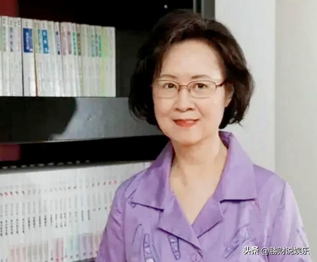 琼瑶，一代编织浪漫爱情绮梦的文豪，却在现实的爱恨纠葛中遍体鳞伤，最终以轻生的悲剧