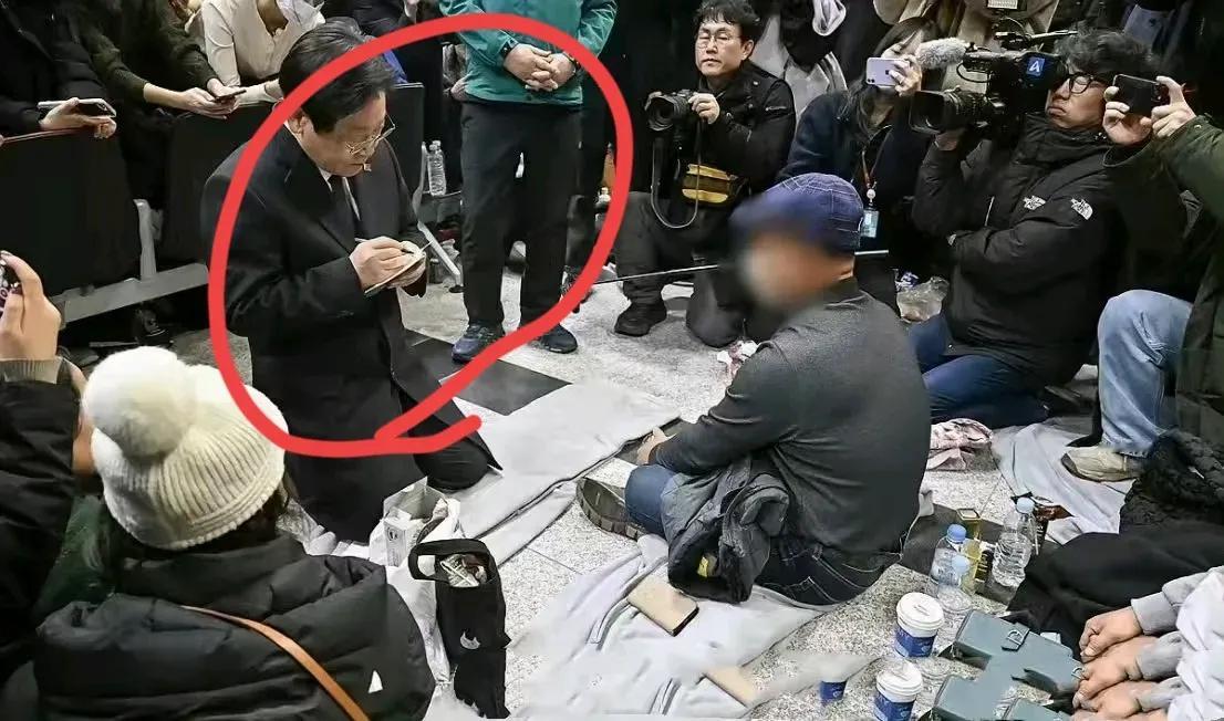 李在明真是“狠人”啊！尹锡悦和他确实没法比，航空公司空难一出，李在明晚上9点左右