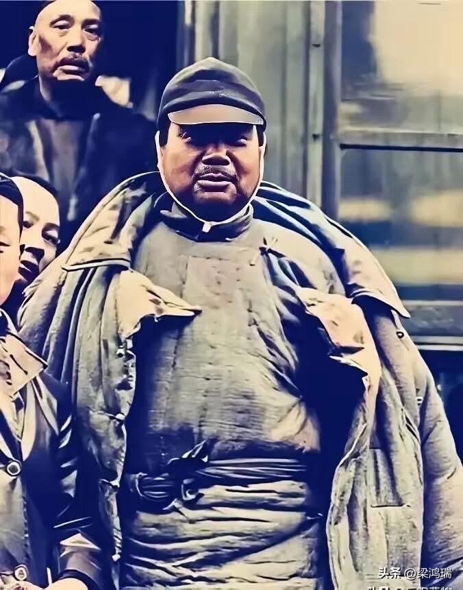 1927年，冯玉祥在徐州火车站走下月台的那一刻，那气势，简直震撼人心！这不是哪位