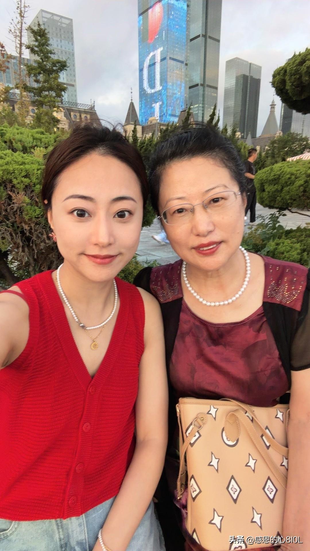 我和女儿之间友谊的小船说翻就翻，
不过又和好了。

我和前夫离婚时，带着女儿净身
