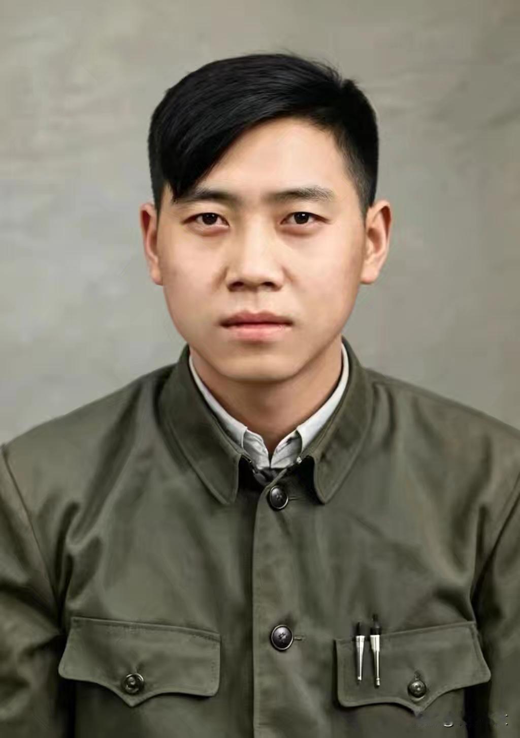 这是邱少云赠予战友的一张照片，让我们得以窥见英雄鲜活的模样：年轻清秀，眼神坚毅。