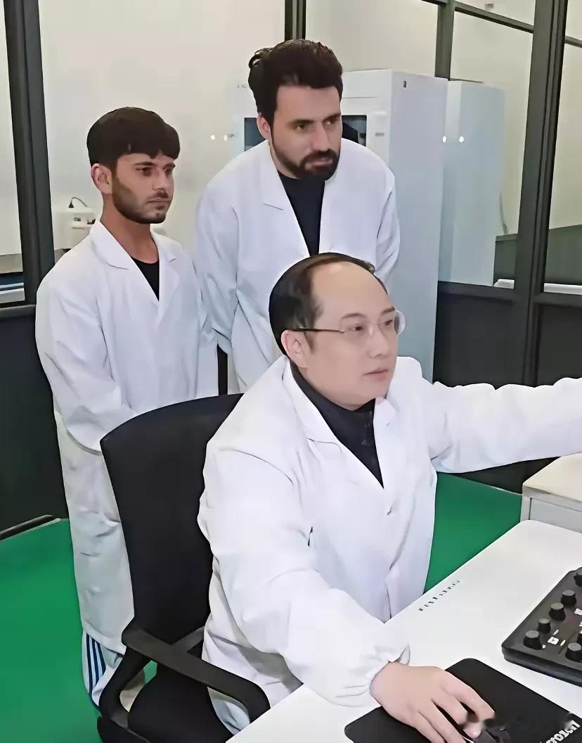 只有高中学历的郭伟将自己包装成高考状元、外国名校博士后和学术大伽任职于江苏科技大