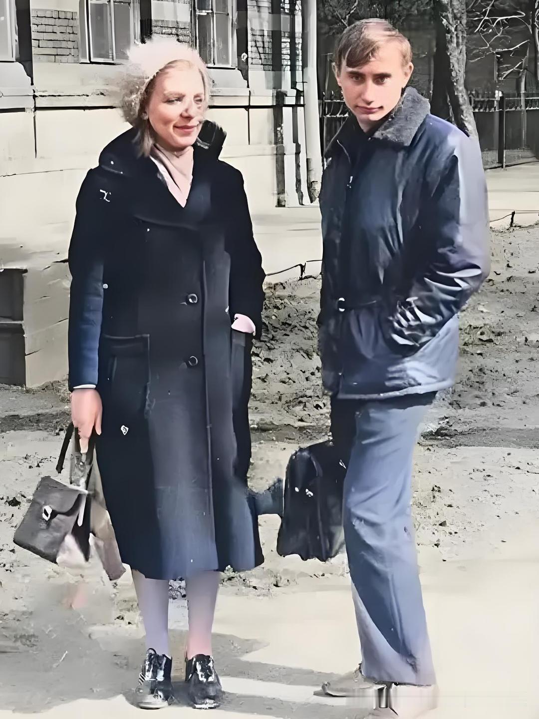 帅气、调皮：大学生时的普京与女同学合影

这张照片拍于1975年夏。

这时，2