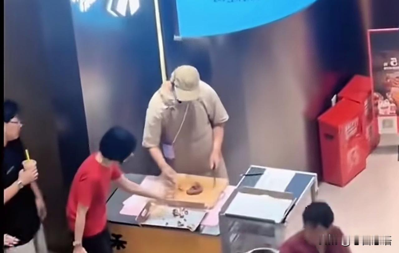 优雅的姿态，风姿绰约的身姿，还有些妖娆的舞步，这位女士贪嘴的境界真的达到了一定的
