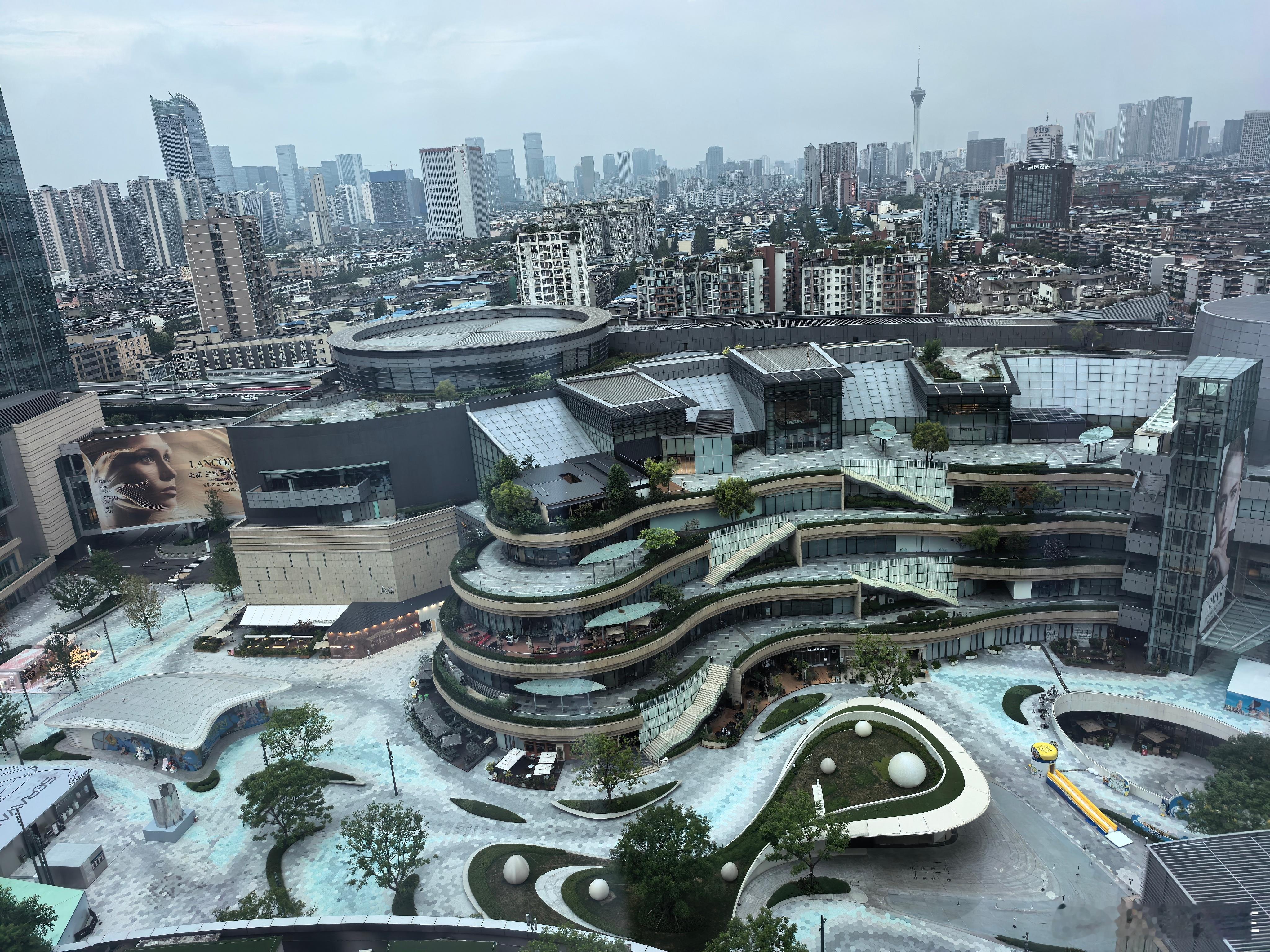 这是 7点左右的万象城，成都还没睡醒我已经起床，要出发去彩排现场了下午问界官方直