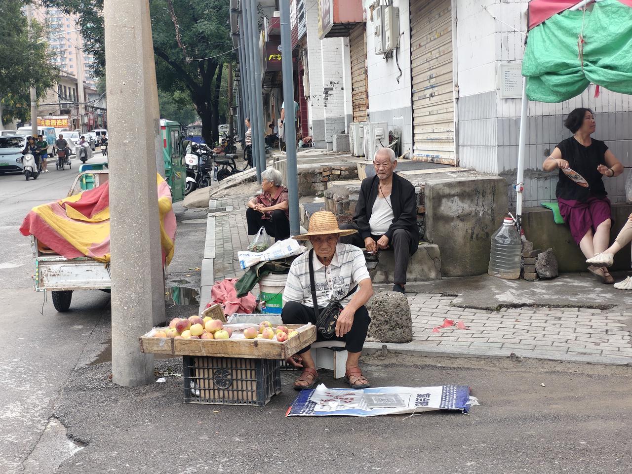 您瞧，眼前这位瘦削大叔，今年快80岁了，他几乎每天早上都会开着三轮车到运城盐湖西