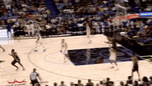 一条龙！今天库里不行巴特勒爆了！
在今天NAB常规赛勇士对阵鹈鹕的第二节最后时刻